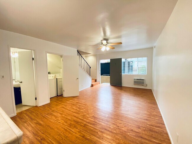 Interior Photo - 13952 Moorpark Ave