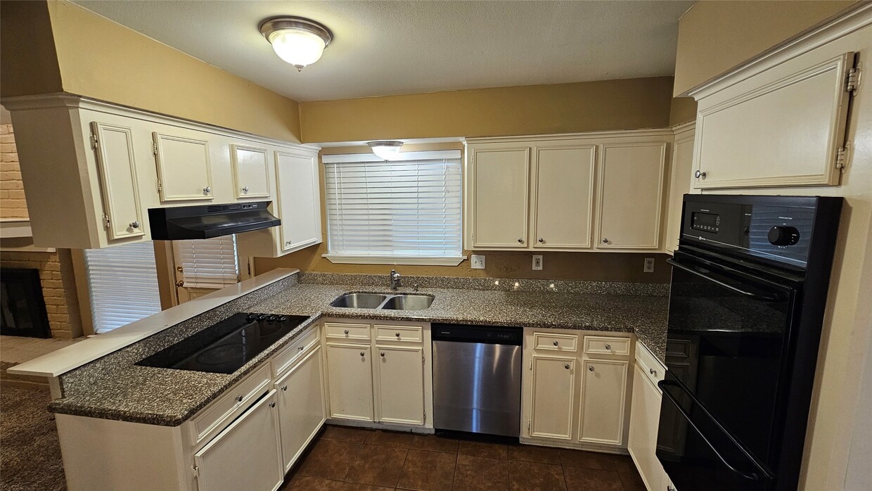 Building Photo - 14807 Spring Lake Dr