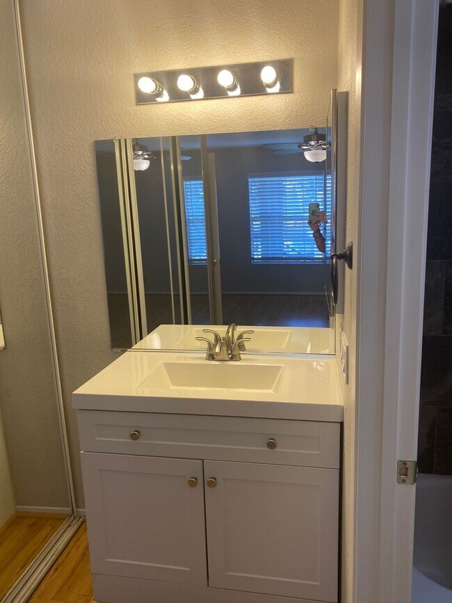 Foto del edificio - Cozy 1 Bedroom, 1 Bath  Condo close to Sor...