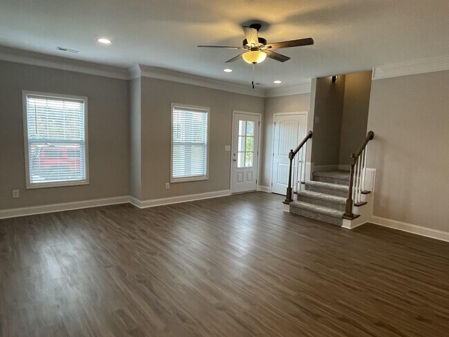 Foto del edificio - 338 Broadberry Ave