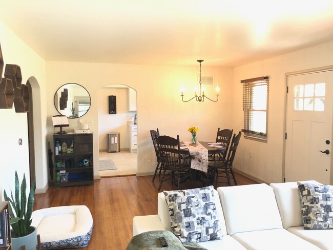 Building Photo - Beautiful 3 BR 2 bath house with lots of e...