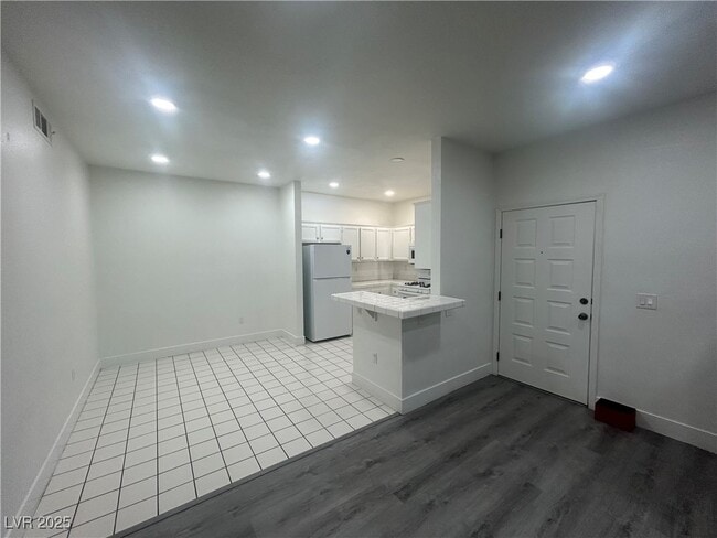 Building Photo - 1830 N Buffalo Dr