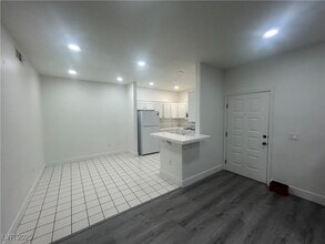 Building Photo - 1830 N Buffalo Dr