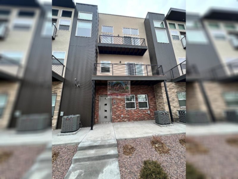 Foto principal - New three-story town home in revitalized I...