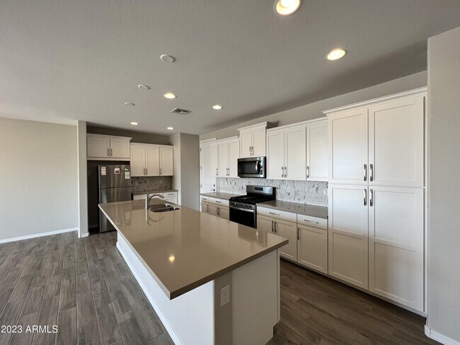 Building Photo - 40830 W Haley Dr
