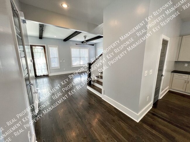 Building Photo - Beautiful 3 bedroom 2.5 bath home in Bucha...