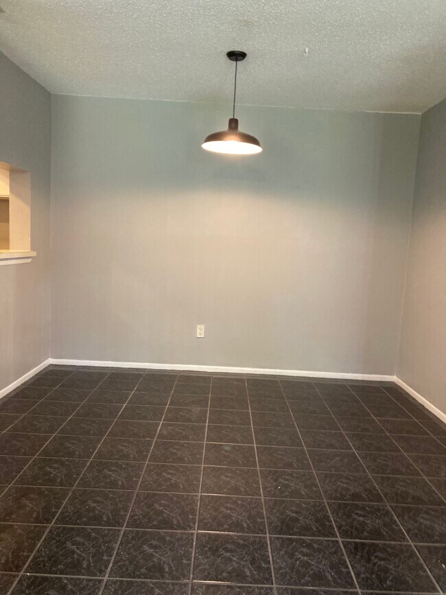 Building Photo - 1502 Northlake Dr