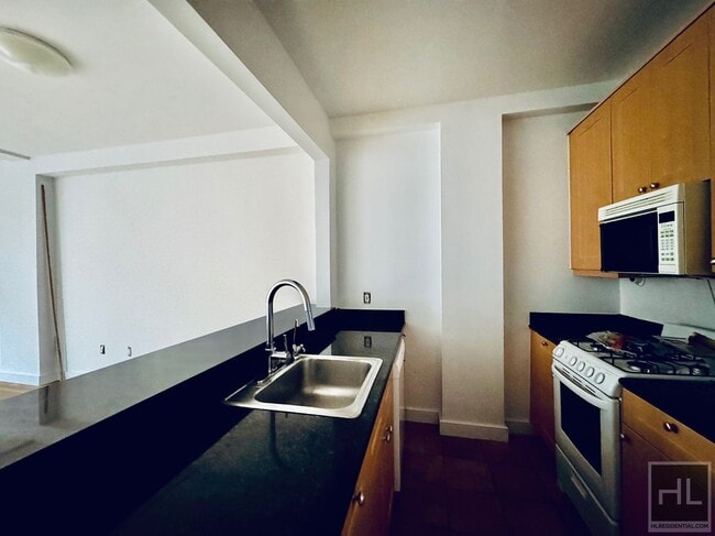 Building Photo - large rent stabilized one bedroom with pri...