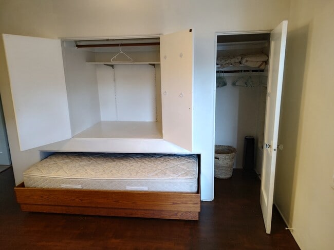 Amplio espacio de almacenamiento interior, vestidor, cama tamaño queen. - 828 Island Ct