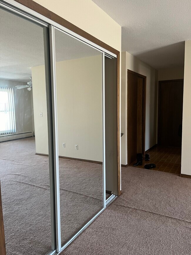 Área de estar - Frente a la entrada - 709 11th Ave S