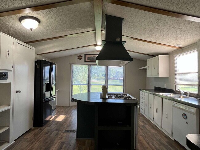 Foto del edificio - 3-Bed, 2-Bath Mobile Home in Agra