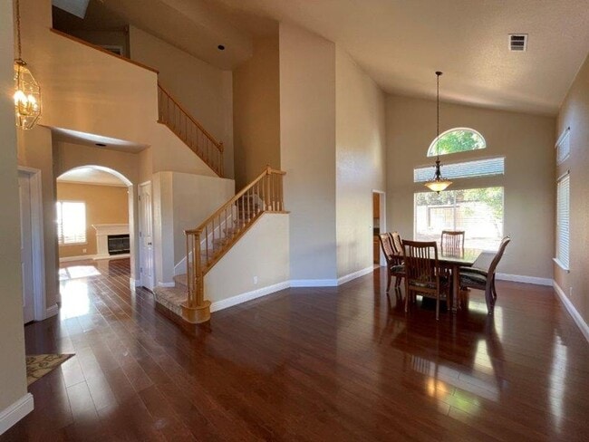 Building Photo - Large Open 4 Bedroom