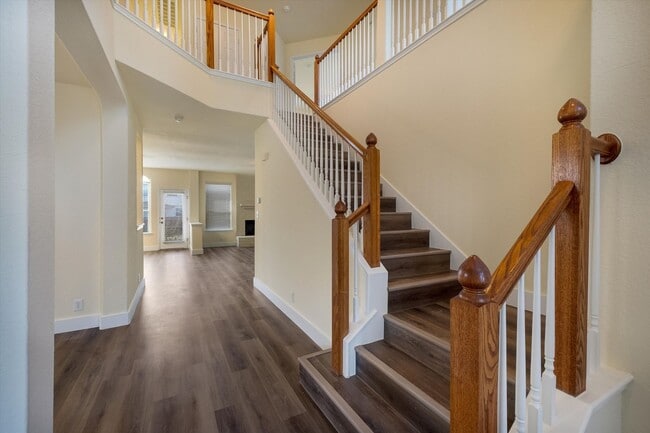 Foto del edificio - Move-In Ready 5-Bedroom With New Vinyl Floors