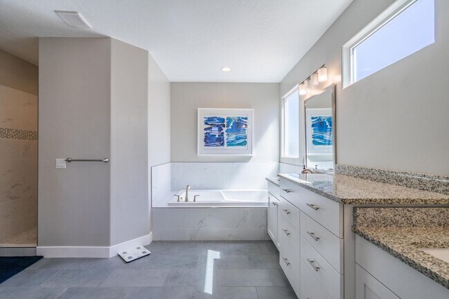 Foto del edificio - Stunning 5 Bed, 3 Bath Home with a 3 Car Garage