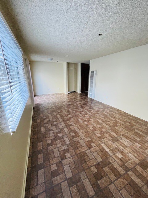 Sala de estar/Comedor - 14025 Chadron Ave