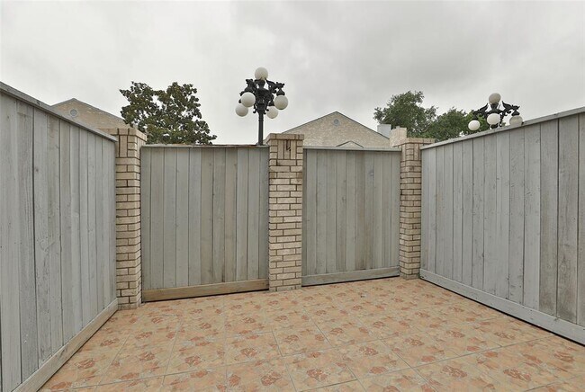 Building Photo - 298 Wilcrest Dr