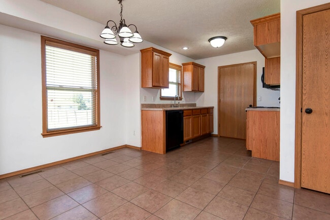 Building Photo - 1008 E Hampton Dr