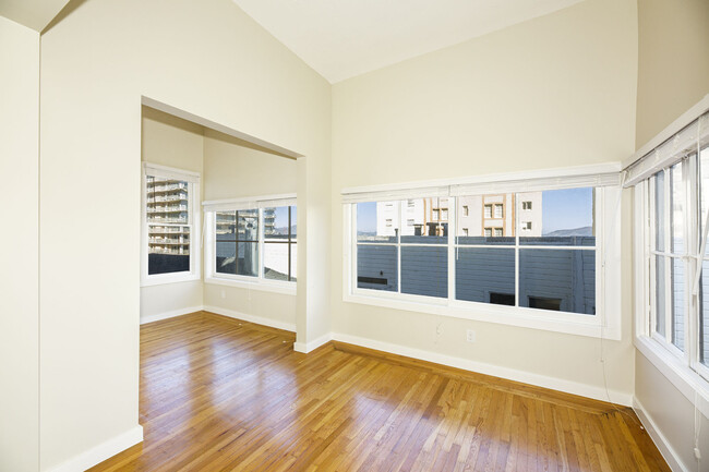Interior Photo - 2620 Laguna