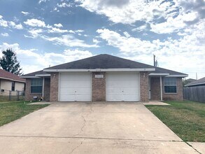 Building Photo - 2704 Alma Dr