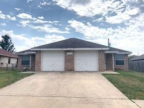 Building Photo - 2704 Alma Dr