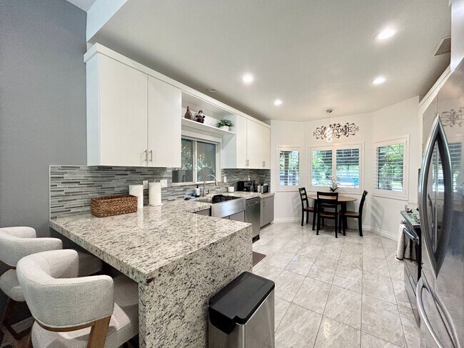 Foto del edificio - AVAILABLE NOW! GORGEOUS 3 Bedroom 2 Bathroom Furnished Pool Home in Indio!