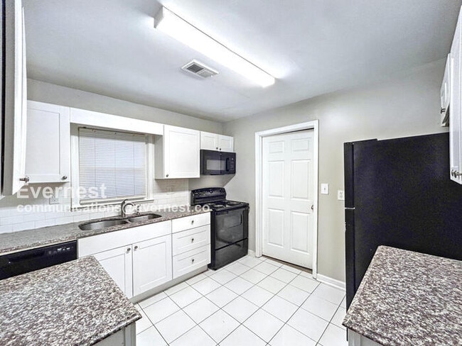 Building Photo - 2592 Plantation Dr