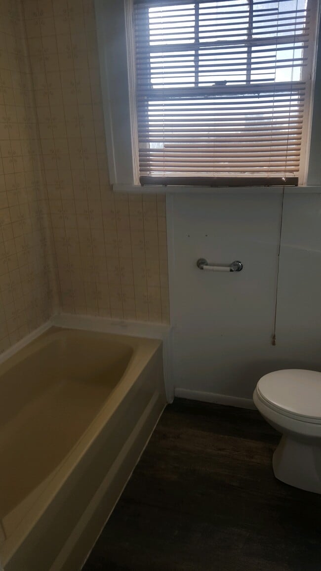 Bath - 803 E Hill Ave