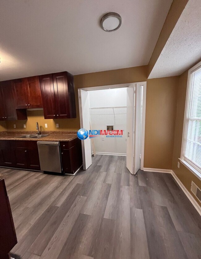 Foto del edificio - Spacious RENOVATED 5-bedroom house in Lawr...