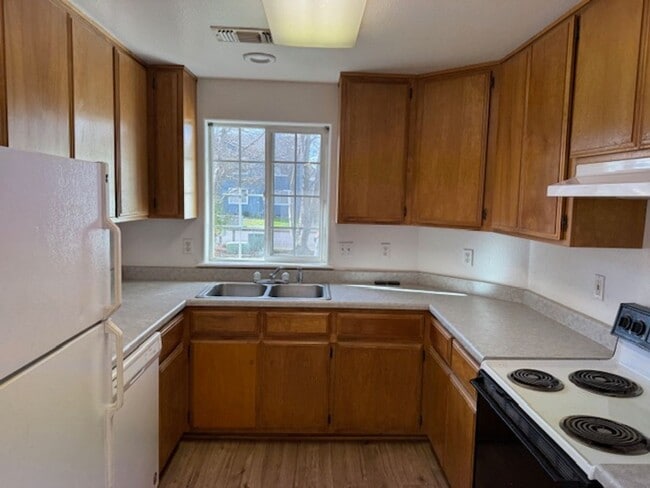 Building Photo - 572-574 COUNTRYSIDE