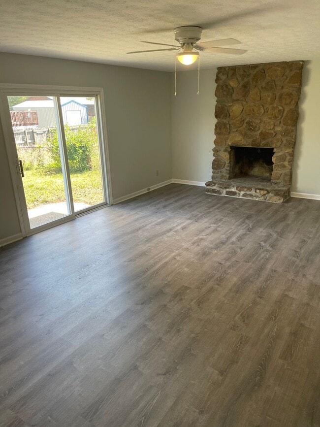 Building Photo - Large multi-level home in established neig...