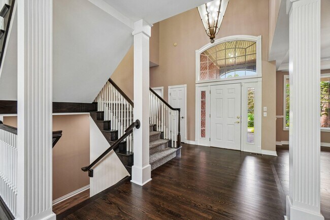 Building Photo - 1819 Brookview Dr