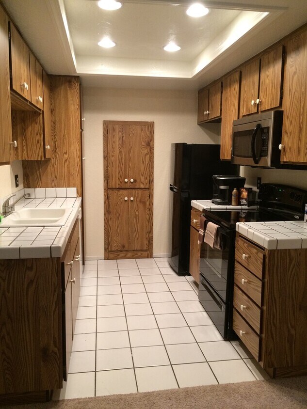Primary Photo - Spacious 1 Bedroom Unit in Pheasant Creek