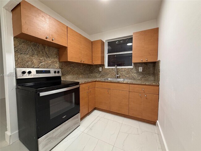 Foto del edificio - 3100 NW 135th St