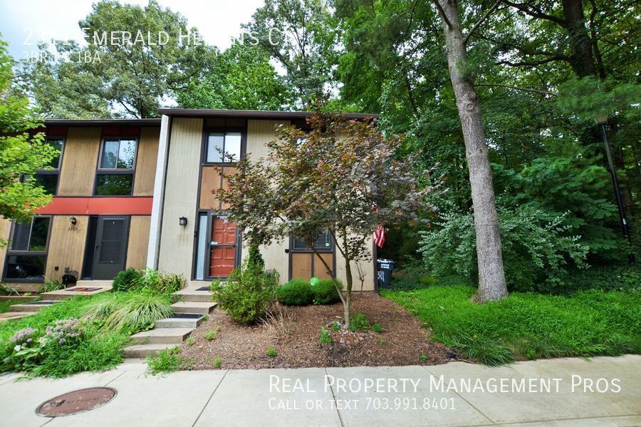 Foto principal - Beautifully Updated 3 Bedroom End Unit For...