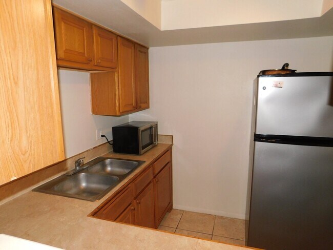 Foto del edificio - Large 1 Bed Condo w/Patio Near OIA
