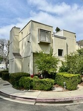 Building Photo - 674 Sycamore Ave