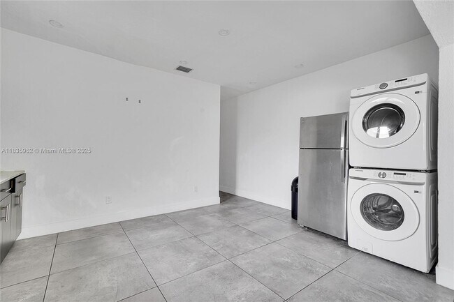 Foto del edificio - 19 NE 48th St