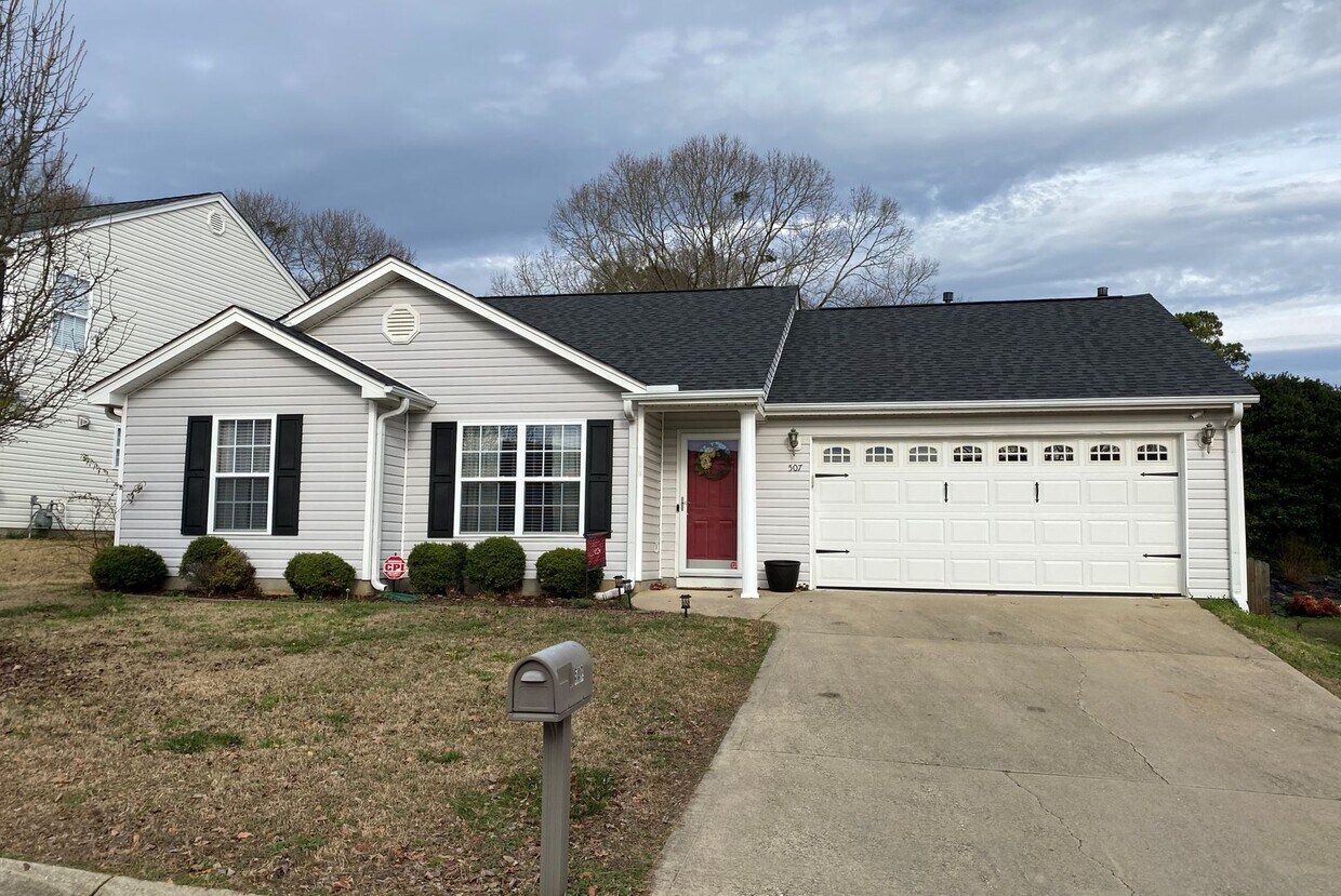 Primary Photo - Moore - Cute 3BR/2BA with Oversized Garage...