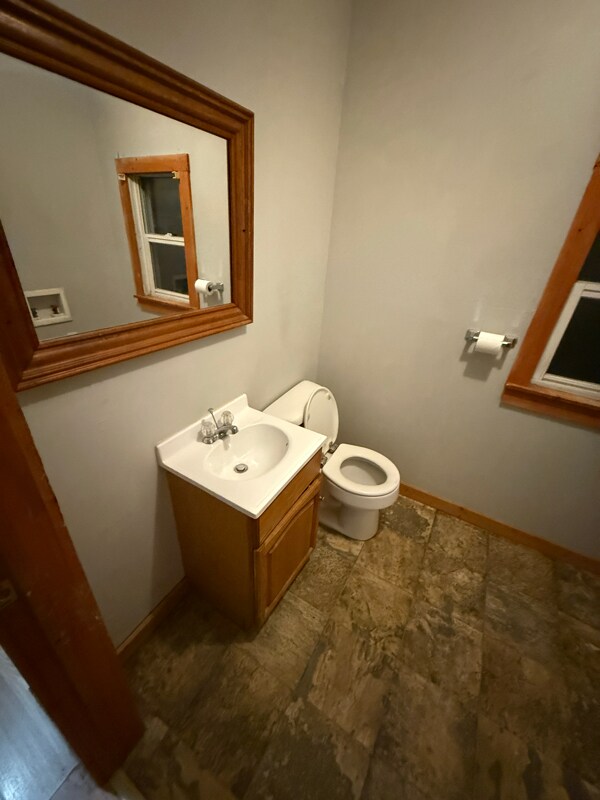 Foto del edificio - 221 E 5th St
