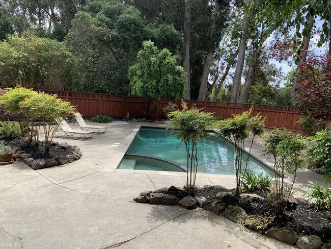 Foto del edificio - 4 br, 2.5 bath House - 983 Glen Drive