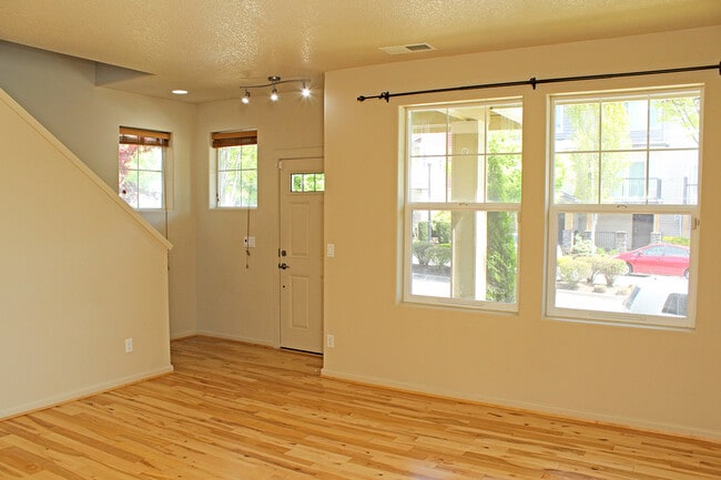 Foto del edificio - 321 NE Edgeway Drive