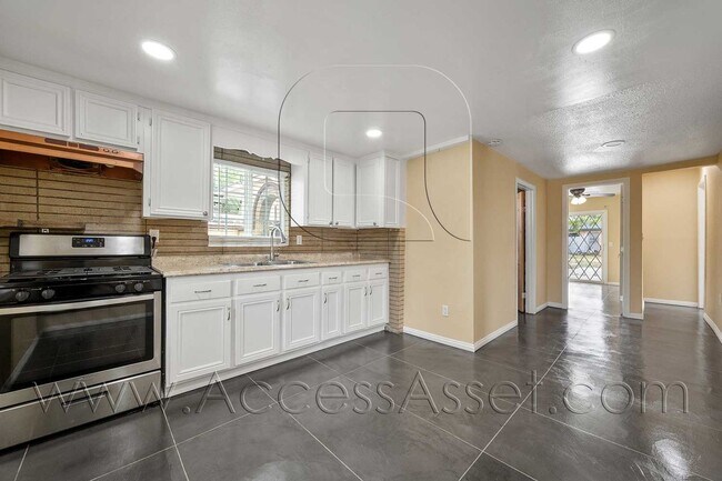 Building Photo - Western Style 3 Bed/1 Bath Home In San Ber...