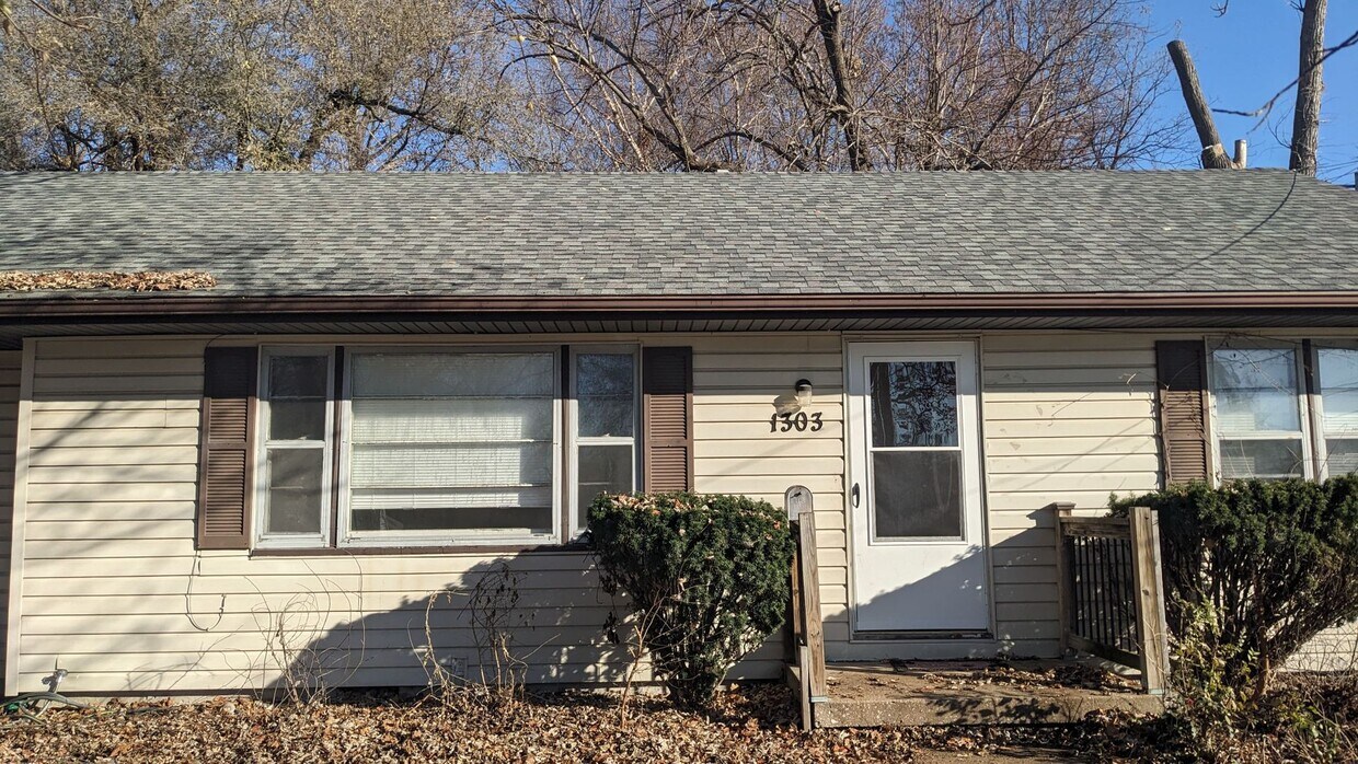 Primary Photo - 1303 N McCoy St