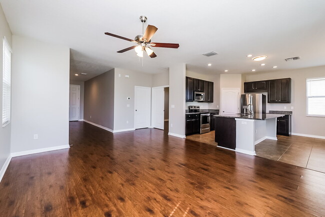 Foto del edificio - 6135 Trent Creek Dr