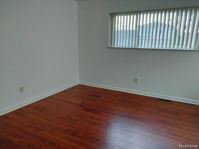 Foto del edificio - 4830 Briarwood Ave