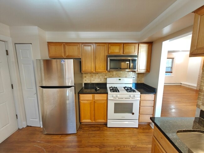 Foto del edificio - 7555 N Oakley Ave