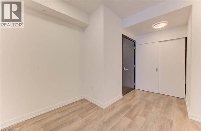 Building Photo - 15 Wellington St S