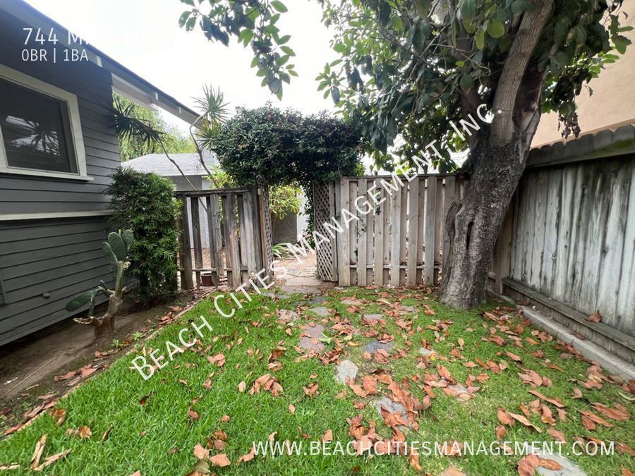 Primary Photo - Charming Studio Back House with Parking