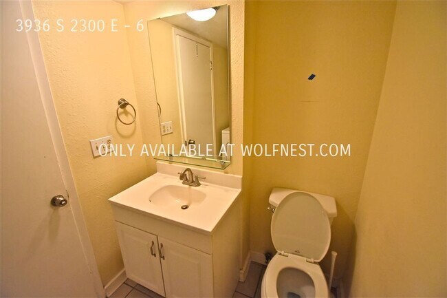 Building Photo - Lovely 3 Bed Millcreek Townhome! No Deposi...