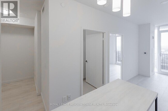 Photo du bâtiment - 8 Eglinton Ave E